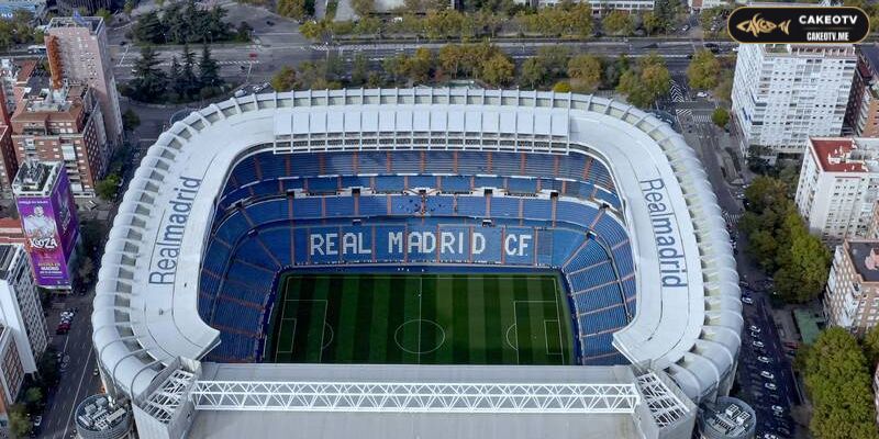 Sân Santiago Bernabéu là nơi thường xuyên diễn ra các trận "Siêu kinh điển" giữa Real Madrid và Barcelona