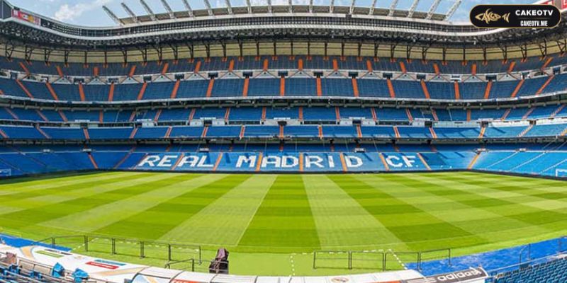 Sân Santiago Bernabéu có sức chứa lên đến 80.000 chổ ngồi