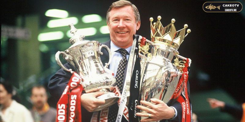 Sir Alex Ferguson bắt đầu sự nghiệp bóng đá của mình khi chỉ mới 16 tuổi